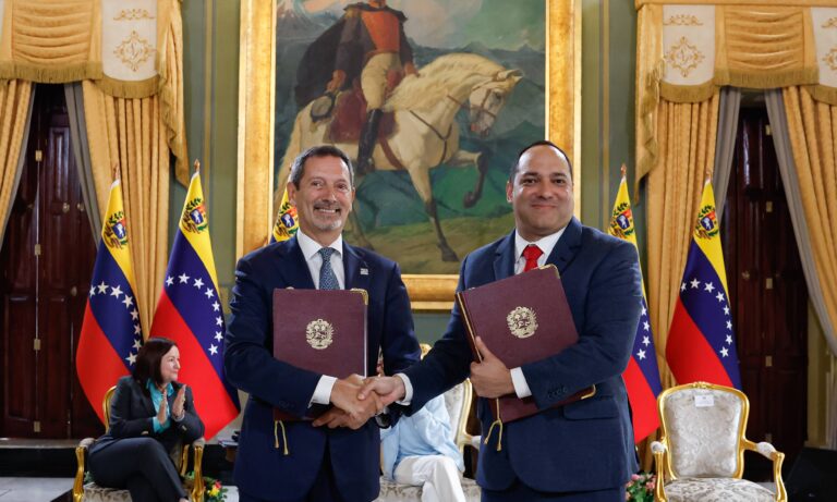 Gobierno interino y la tecnológica SLB firman acuerdo preliminar de explotación de crudo y gas