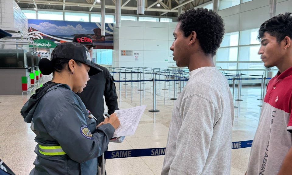 Llega a Venezuela vuelo con 120 migrantes repatriados desde Miami