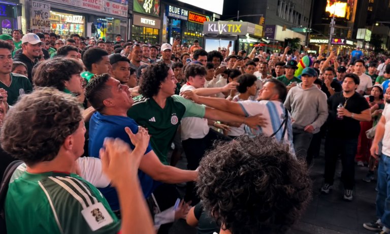 Tensión y violencia entre hinchas de Argentina y Argelia en pleno Manhattan