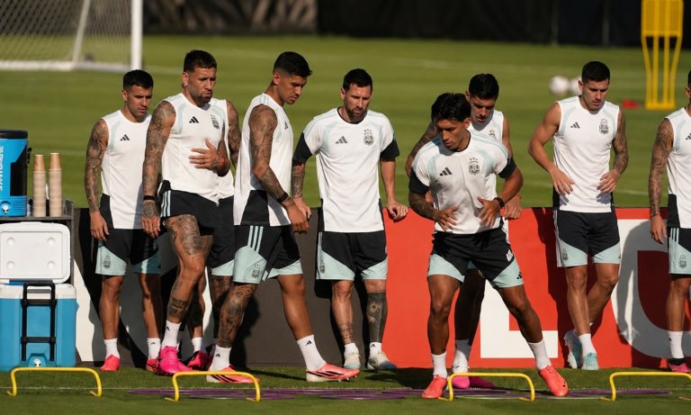 Argentina lista para defender su condición de campeón ante Argelia