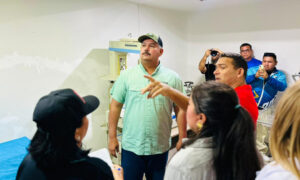 Gobernador inspecciona obras y entrega insumos en Clínica Popular 1 de Barranquitas