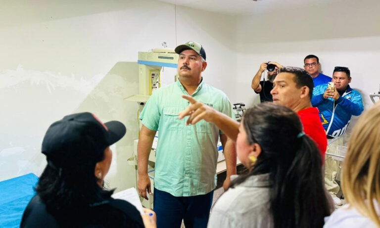 Gobernador inspecciona obras y entrega insumos en Clínica Popular 1 de Barranquitas