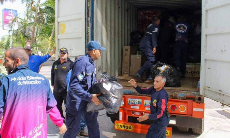 Alcaldía de Maracaibo organiza salida de gandolas con ayuda para víctimas del sismo