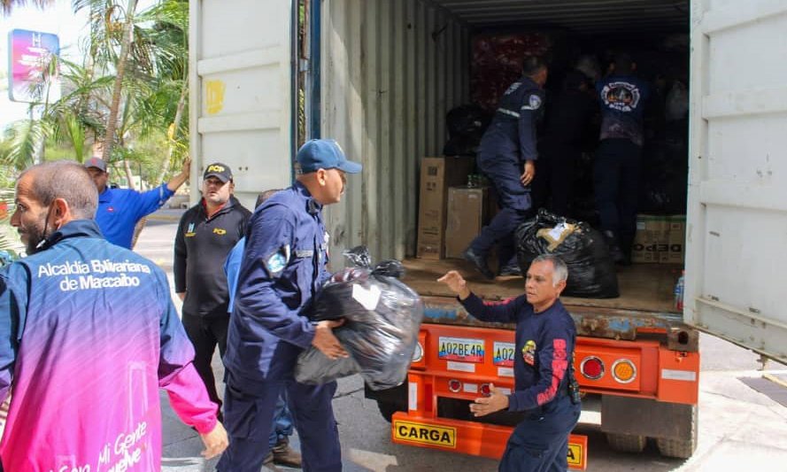 Alcaldía de Maracaibo organiza salida de gandolas con ayuda para víctimas del sismo