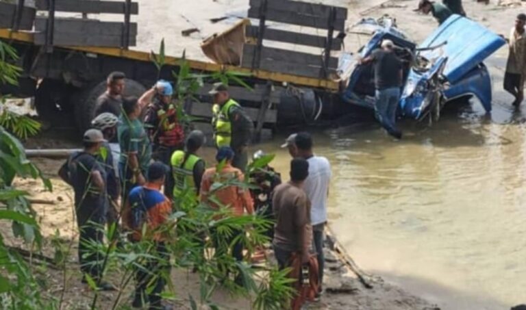Vuelco de camión en Mérida deja una fallecida y 3 heridos