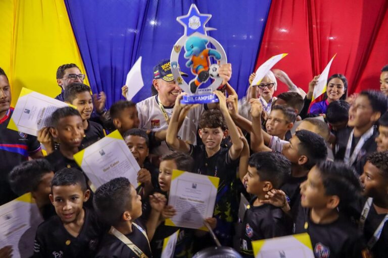 Di Martino entrega distinciones a campeones en robótica y bicampeones en fútbol