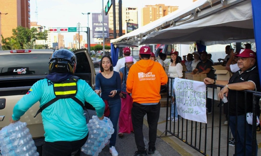 Marabinos se unen en solidaridad y acuden con donativos a centros de acopio