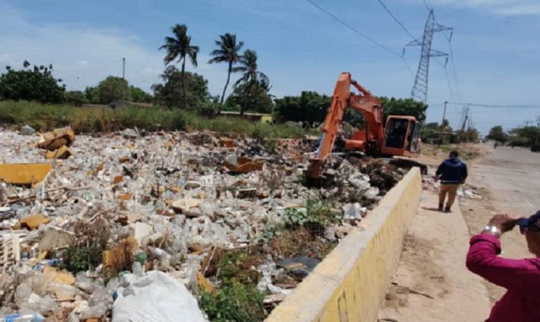 Alcaldía despeja dos puentes obstruidos por desechos en la parroquia Idelfonso Vásquez