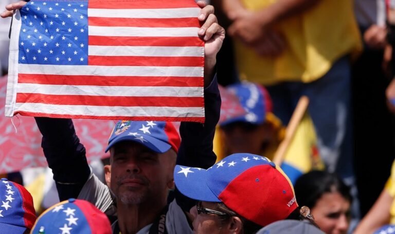 Juez anula política de Trump que pausó asilos de personas de 39 países