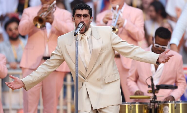 Bad Bunny es el primer artista latino en recaudar $1.000 millones en giras