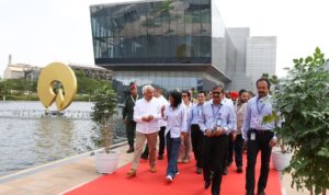 Delcy Rodríguez visita en India la mayor refinería de petróleo del mundo