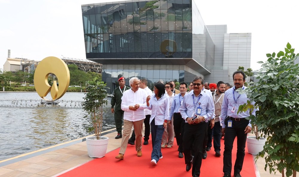 Delcy Rodríguez visita en India la mayor refinería de petróleo del mundo