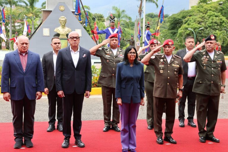 Delcy Rodríguez felicita a Abelardo de la Espriella y pide relaciones de “respeto”