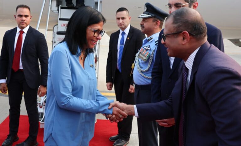 Delcy Rodríguez llega a India en busca de acuerdos petroleros