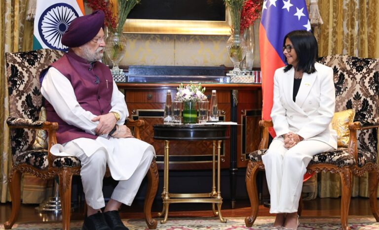 Delcy Rodríguez invita a petroleras indias a Venezuela para atraer más inversiones