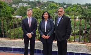 Dinorah Figuera agradece a John Barrett por reunión “productiva” en Caracas
