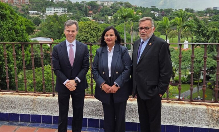 Dinorah Figuera agradece a John Barrett por reunión “productiva” en Caracas