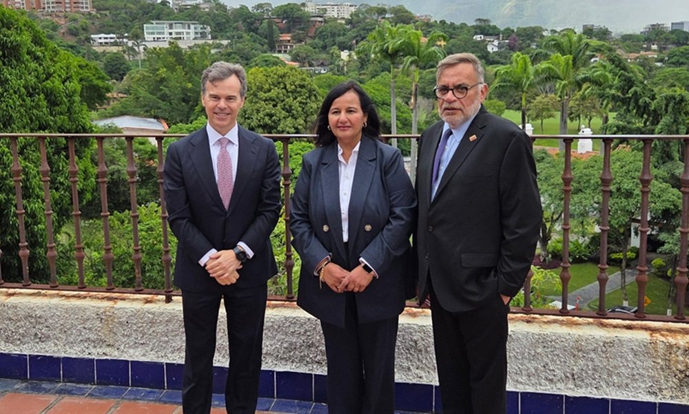 Dinorah Figuera agradece a John Barrett por reunión “productiva” en Caracas
