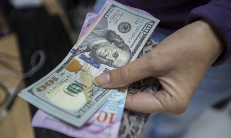 El precio del dólar oficial supera los 600 bolívares