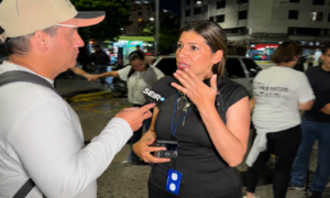 Liberan a 3 periodistas que cubren protesta de familiares de presos políticos en El Helicoide