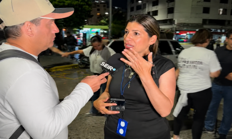 Liberan a 3 periodistas que cubren protesta de familiares de presos políticos en El Helicoide