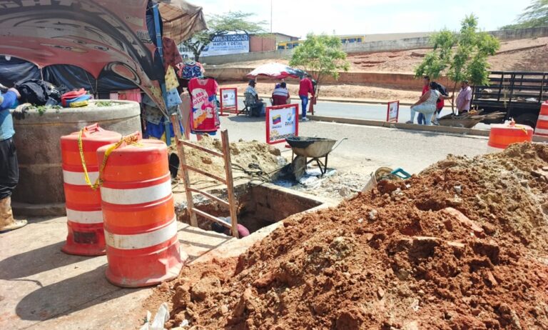 Gobernación ejecuta plan de limpieza y mantenimiento de drenajes en el Mercado Las Playitas