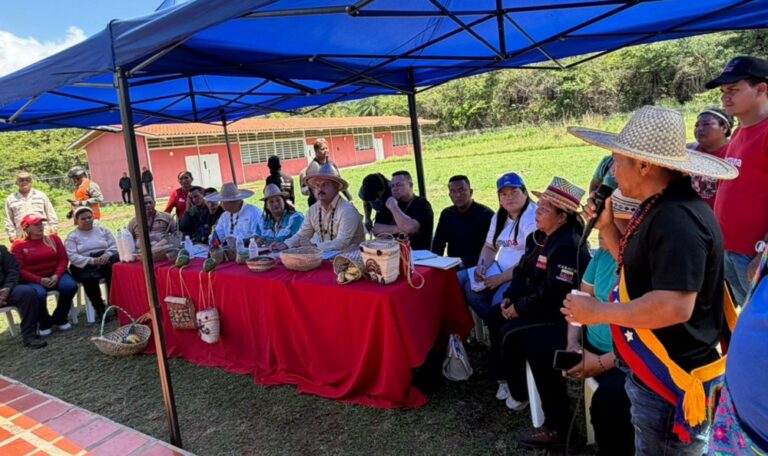Gobernador evalúa con consejos comunales de la Sierra de Perijá avances de proyectos populares