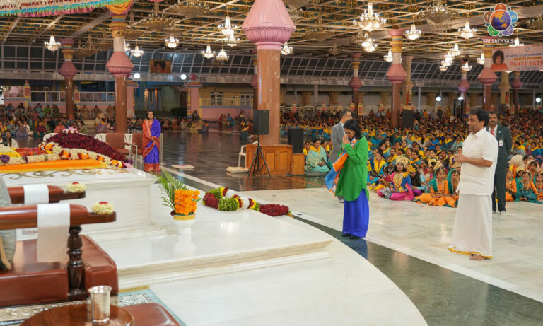 Delcy Rodríguez cierra su gira por India con una visita al centro espiritual de Sai Baba