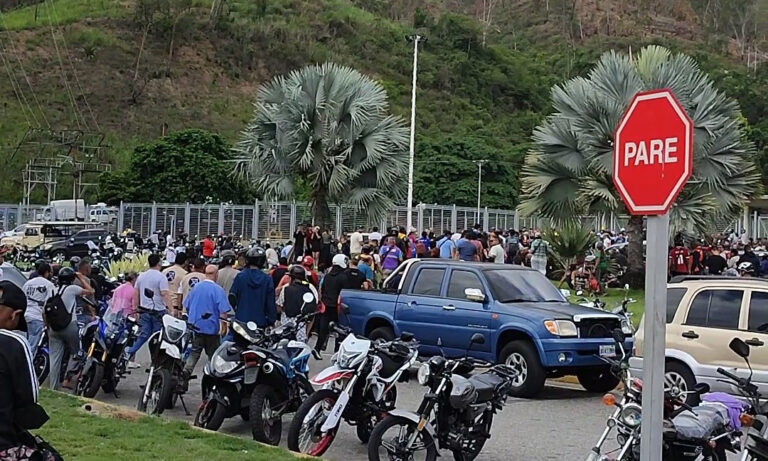 Denuncian fallas y retrasos en acreditación de voluntarios para La Guaira