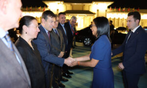 Delcy Rodríguez llega a Estambul tras concluir visita oficial a la India