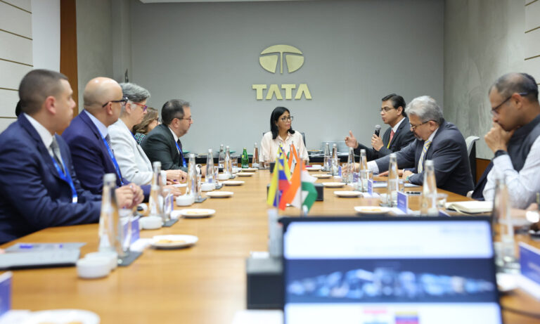 Delcy Rodríguez visita el grupo Tata en Bombay y aborda uso de energías renovables