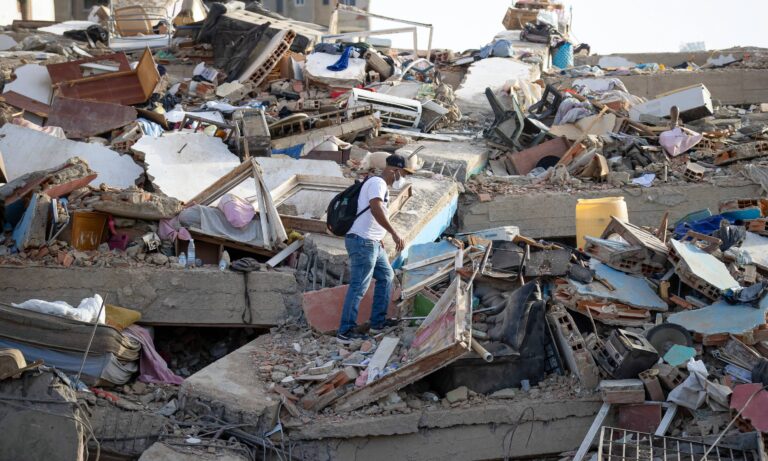 Reclaman maquinaria para recuperar cadáveres en zona afectada por terremotos en La Guaira
