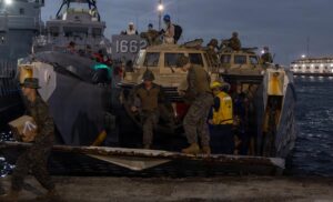 Buque USS Fort Lauderdale arriba a La Guaira con vehículos, maquinaria y suministros