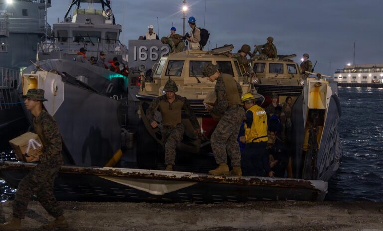 Buque USS Fort Lauderdale arriba a La Guaira con vehículos, maquinaria y suministros