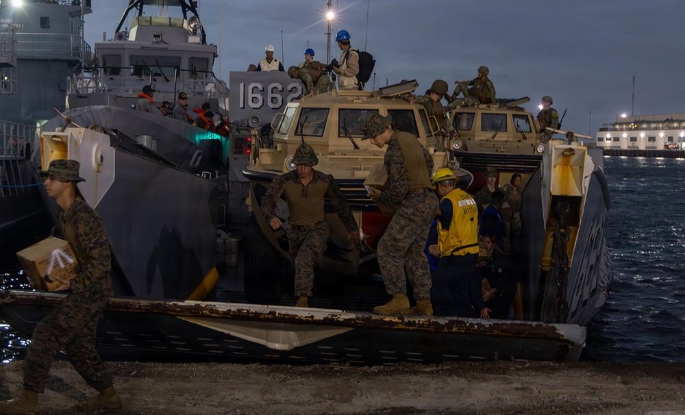 Buque USS Fort Lauderdale arriba a La Guaira con vehículos, maquinaria y suministros