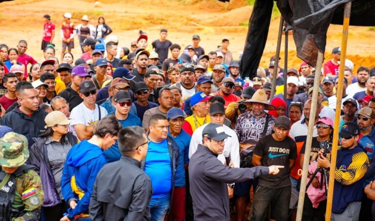 Ministro de Desarrollo Minero visita Las Claritas para abordar seguridad tras operativo militar