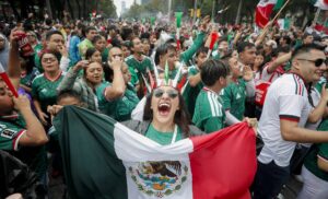 Ni la lluvia interrumpe festejos en México tras triunfo en primer partido del Mundial