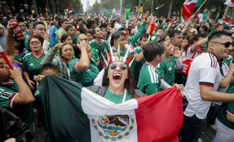 Ni la lluvia interrumpe festejos en México tras triunfo en primer partido del Mundial