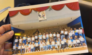 Papa León XIV recibe cartas de 33 niños venezolanos en su viaje a España