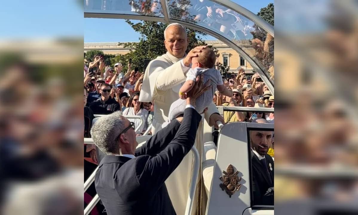 Bebé hijo de migrante zuliano recibe bendición del papa León XIV en Madrid
