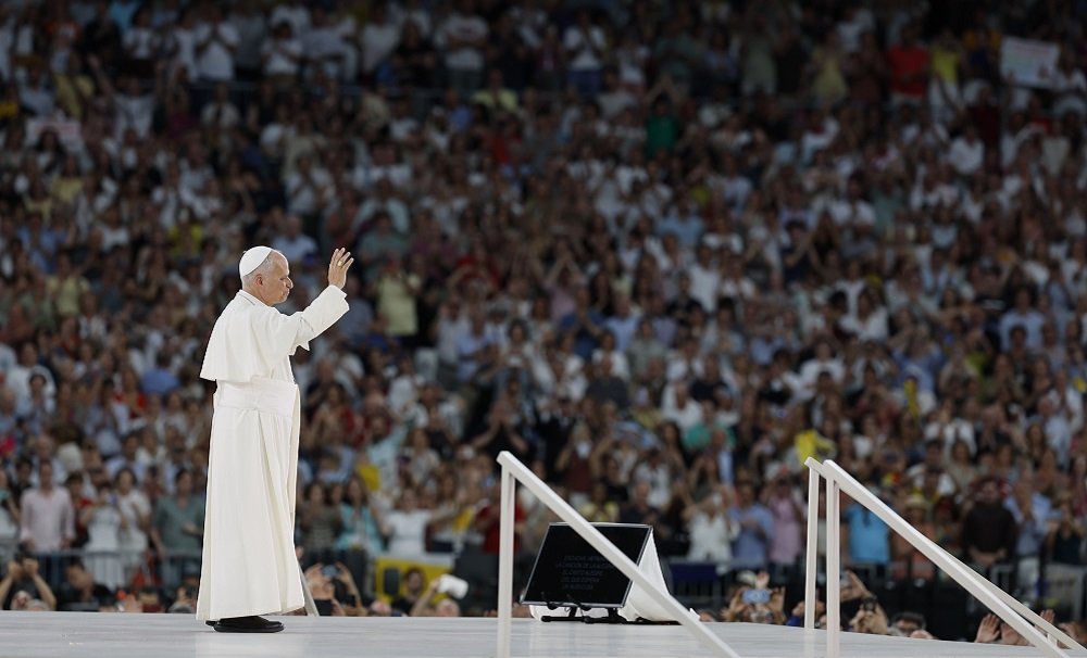La fe y el canto de 70.000 fieles abrazan al Papa en el estadio Santiago Bernabéu
