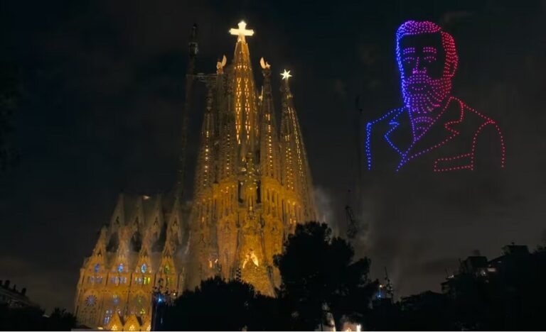 Con el rostro de Gaudí dibujado en el cielo culmina la bendición de la Torre de Jesús