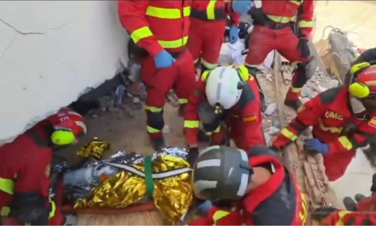 Socorristas de España rescatan a mujer tras 72 horas bajo escombros en La Guaira