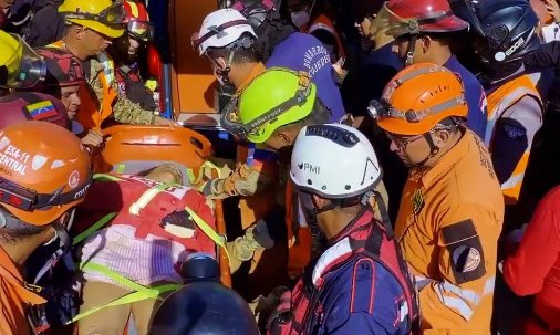 Brigadas salvadoreñas siguen rescatando personas a 86 horas del doble terremoto