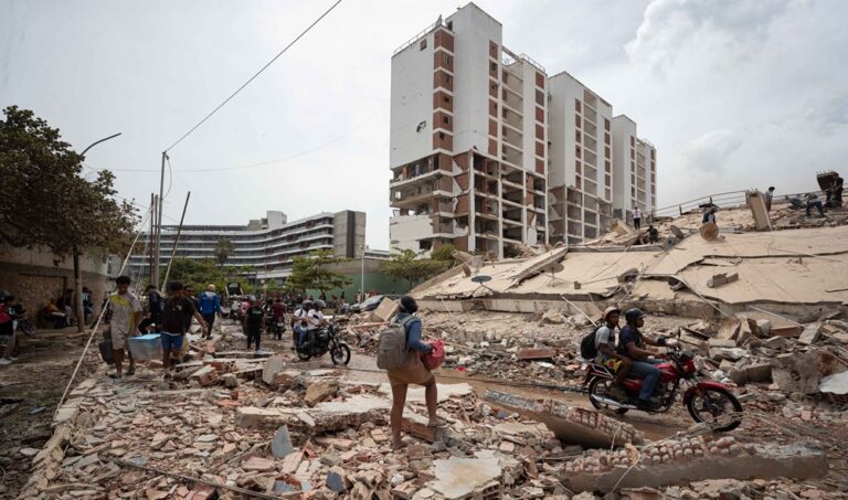 Reportan el colapso de más de 100 edificios en La Guaira por los terremotos