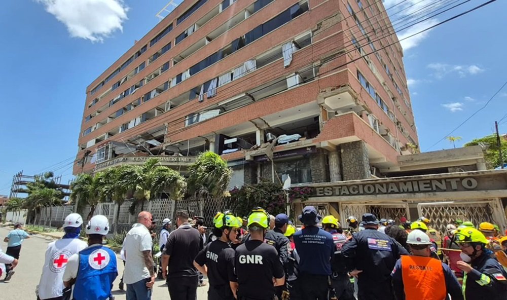Operativo de rescate de vigilante atrapado en garita aviva la esperanza en Catia La Mar