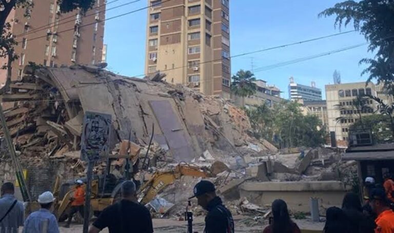 Elevan a 58 los fallecidos en 3 edificios colapsados por terremotos en Chacao