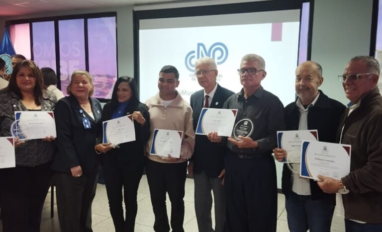 Urbe otorga reconocimientos a comunicadores sociales y medios por el Día del Periodista