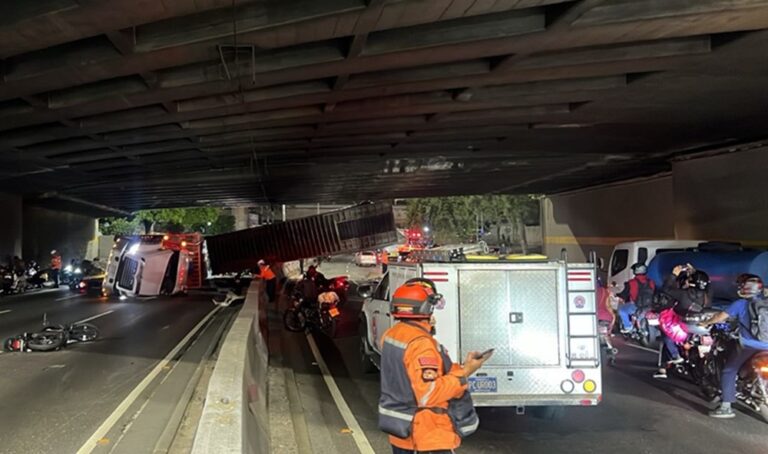 Vuelco de gandola en autopista de Caracas deja 3 muertos y 4 heridos