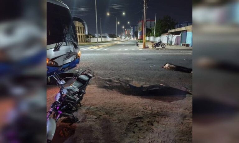 Dos fallecidos tras impactar moto contra un autobús en vía a La Cañada